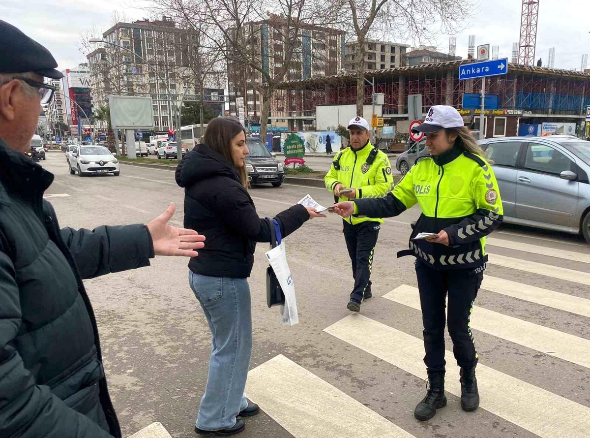 Samsun\'da Polis Ekipleri Trafik Bilgilendirmesi Yaptı