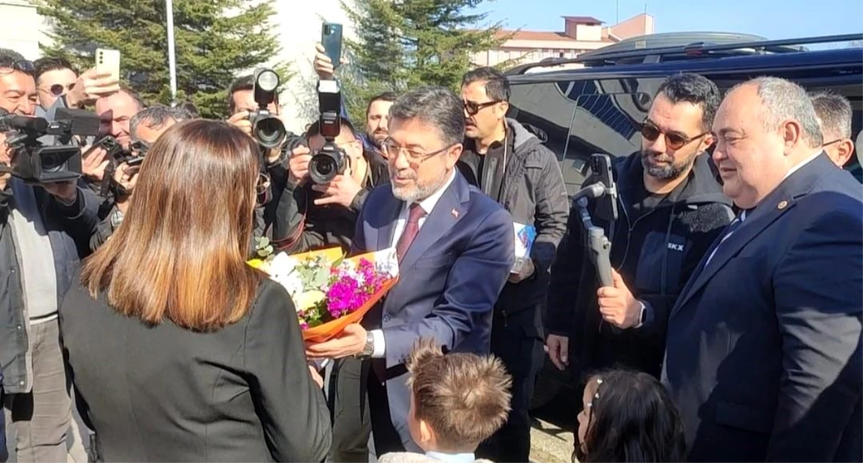 Tarım ve Orman Bakanı İbrahim Yumaklı, Bartın\'da Kadın Vali ve Gazeteciye Çiçek Vererek 8 Mart Dünya Kadınlar Günü\'nü Kutladı