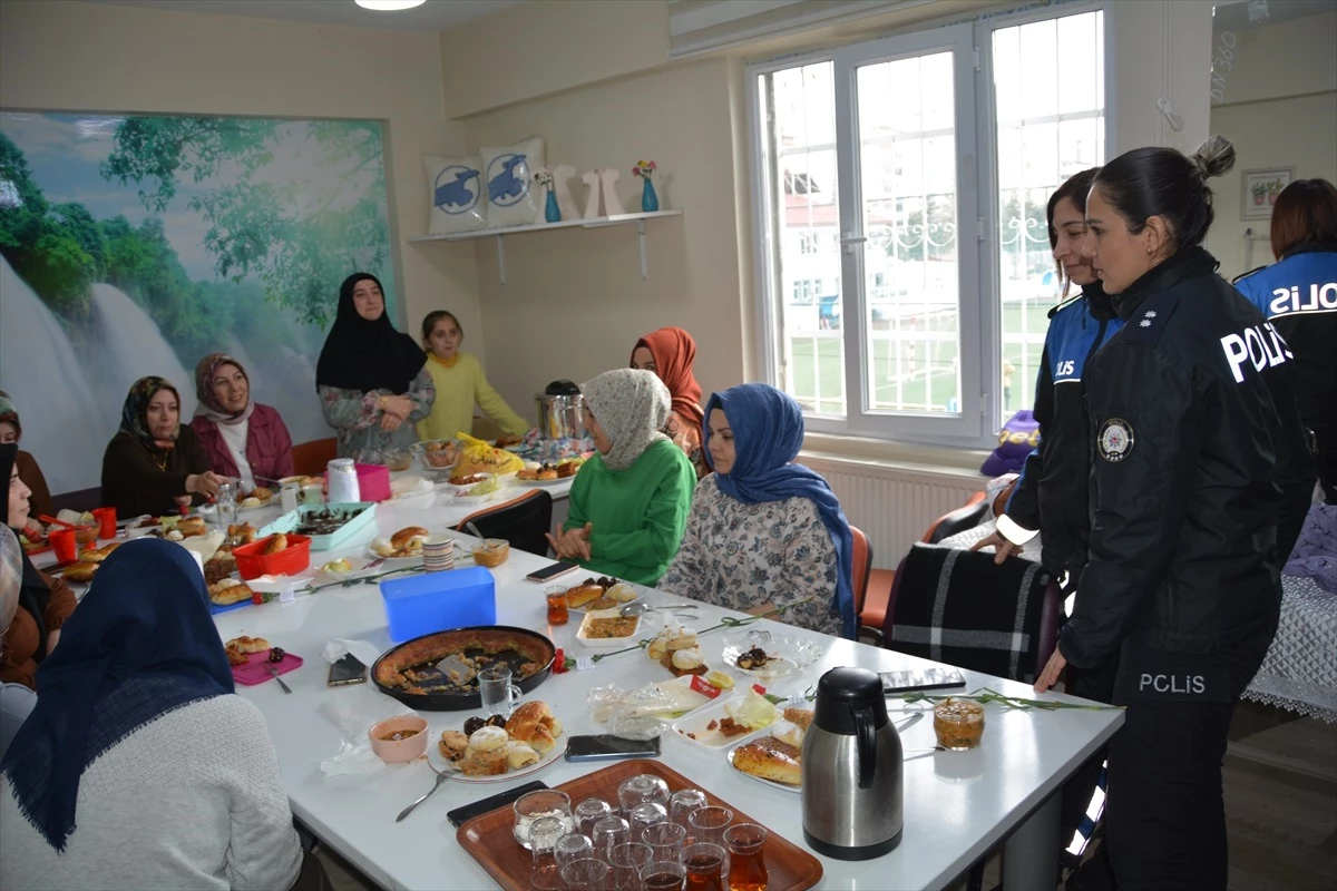 Bitlis\'te ADEM, Kadın Kursiyerlerin Gününü Kutladı