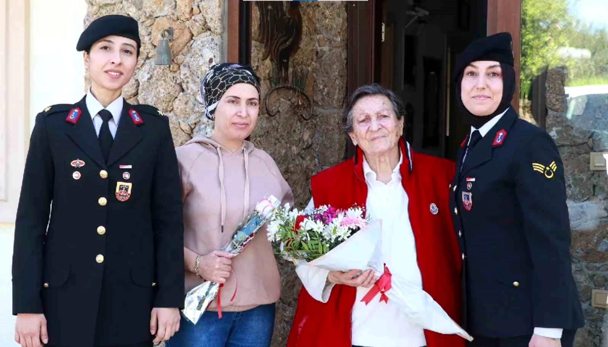 Muğla İl Jandarma Komutanlığı, Türkiye\'nin ilk kadın subayını ziyaret etti