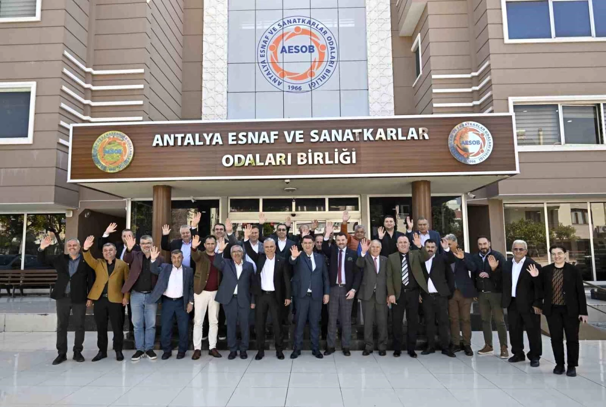 Muratpaşa Belediye Başkanı Ümit Uysal, AESOB Başkanı Adlıhan Dere ve oda başkanlarıyla bir araya geldi