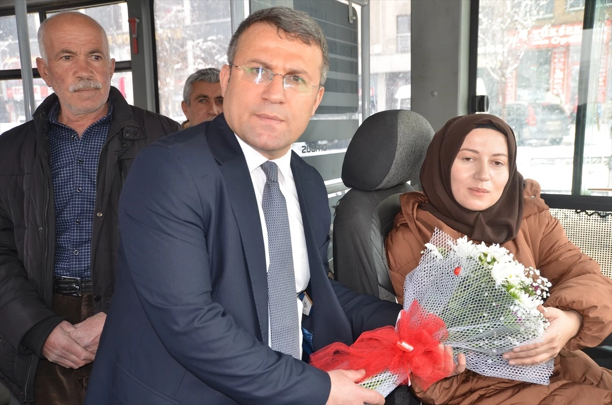 Yüksekova\'da ilk kadın otobüs şoförüne 8 Mart sürprizi