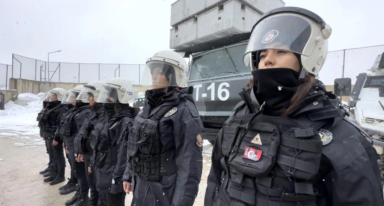 Hakkari\'de Kadın Polisler Şehrin Huzurunu Sağlıyor