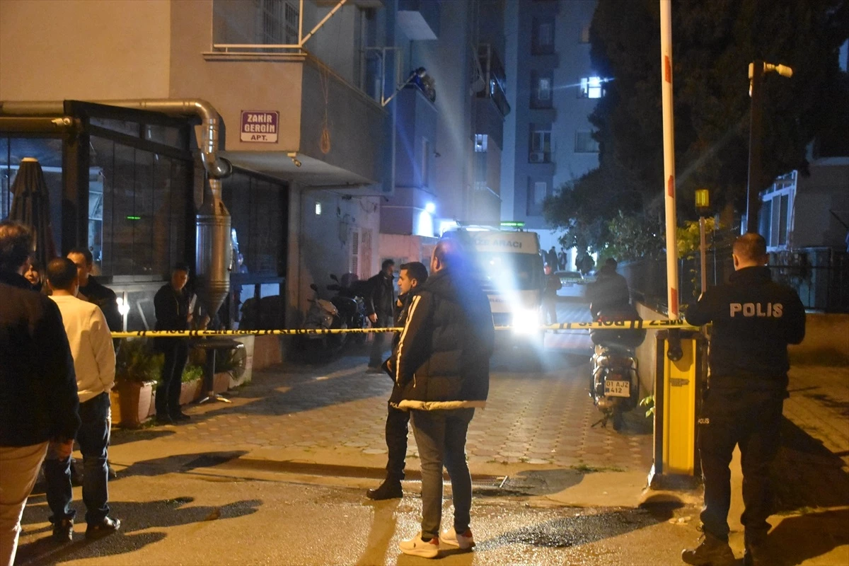 Adana\'da Eski Eşi Tarafından Öldürülen Kadının Ailesinin Evine Taziye Ziyaretleri Devam Ediyor