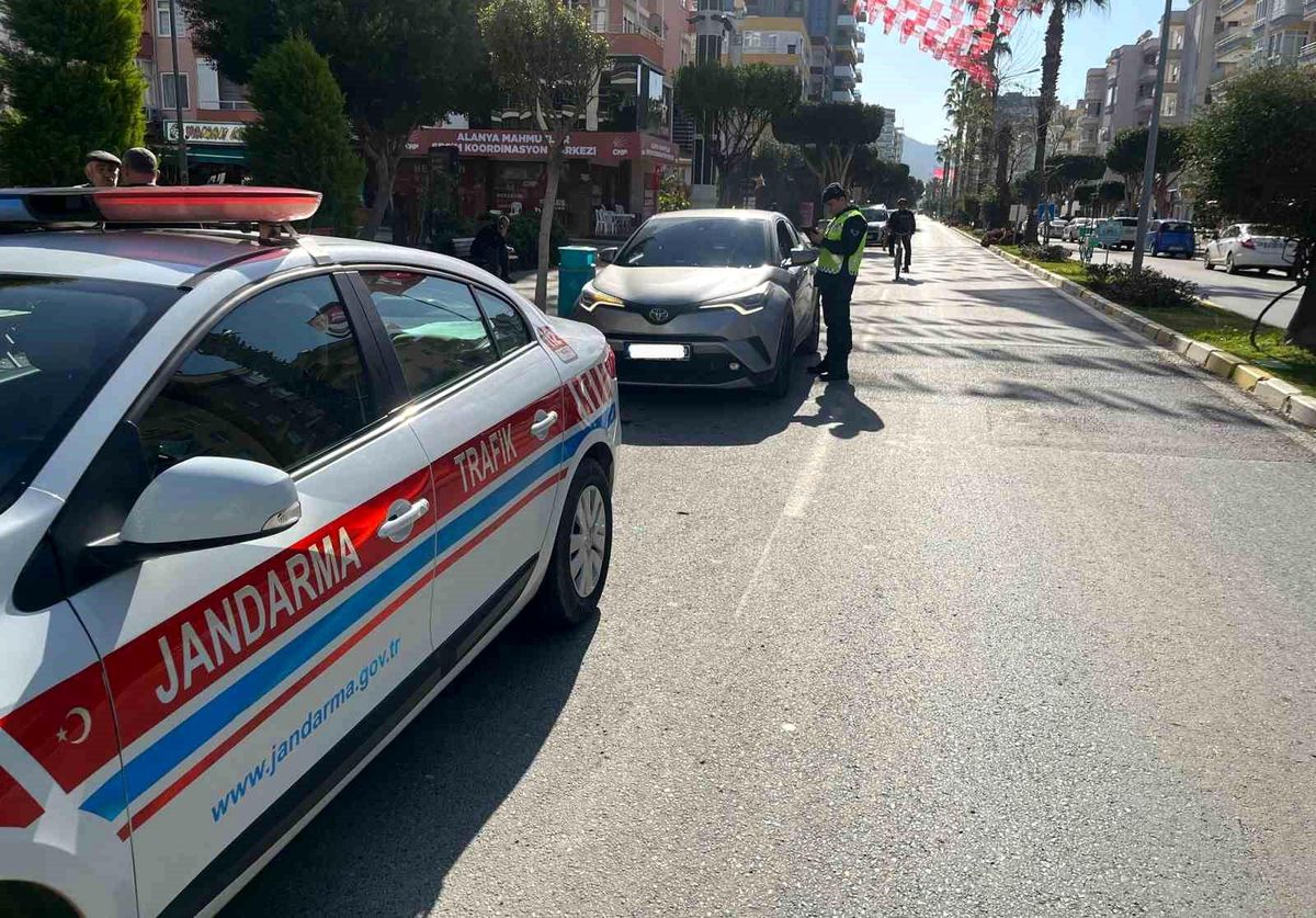 Alanya\'da yapılan trafik uygulamasında 234 araca 491 bin 818 TL ceza kesildi