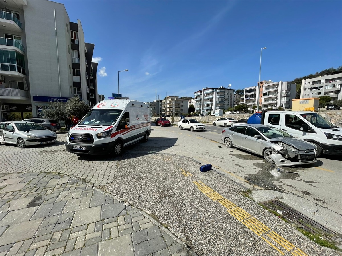 Söke\'de Trafik Kazası: 2 Kişi Yaralandı