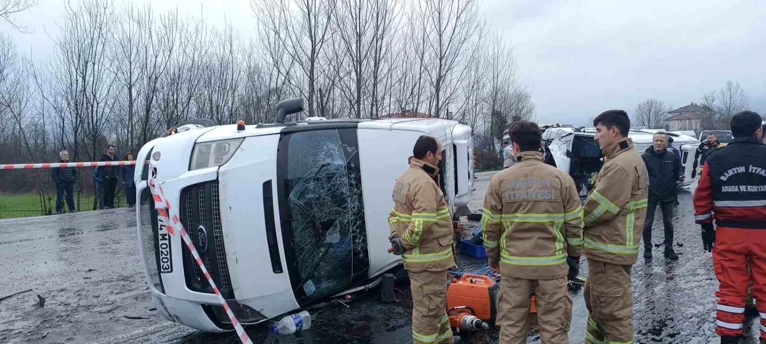Bartın\'da iki servis aracının çarpışması sonucu 1 kişi öldü, 15 kişi yaralandı