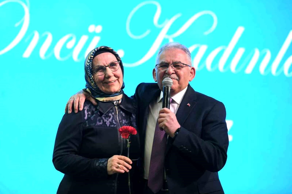 Kayseri Büyükşehir Belediye Başkanı Dr. Memduh Büyükkılıç ve eşi Dr. Necmiye Büyükkılıç, Dünya Kadınlar Günü\'nde kadınlarla buluştu