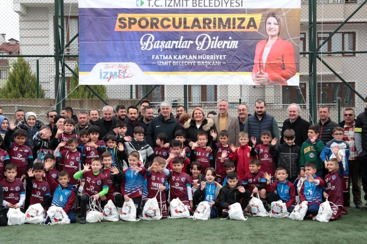 İzmit Belediye Başkanı Fatma Kaplan Hürriyet, Yeşilovaspor Kulübü\'nün minik sporcularıyla buluştu