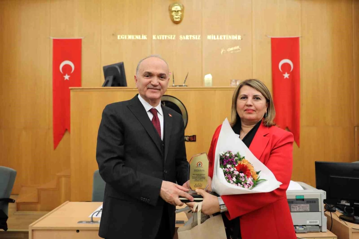 Düzce Belediye Başkanı Dr. Faruk Özlü, meclis üyelerine teşekkür plaketi verdi