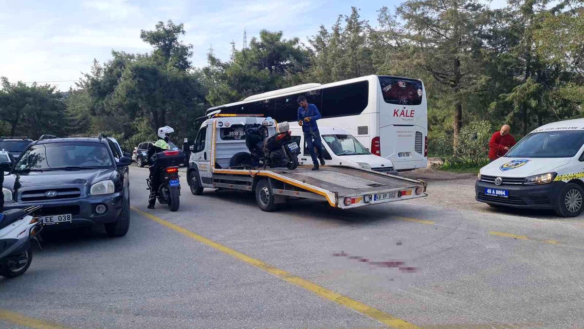 Bodrum\'da motosiklet sürücüsü tıra çarptı, hayatını kaybetti
