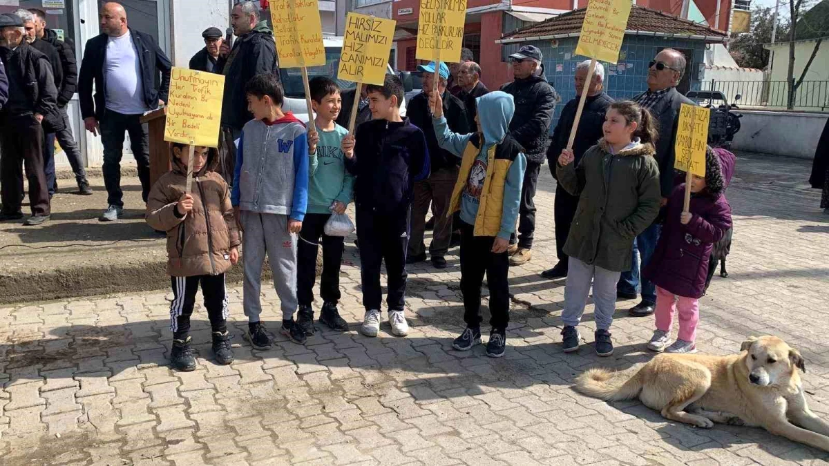 Çanakkale\'de Kadının Ölümü Sonrası Köylüler Yolu Trafiğe Kapattı