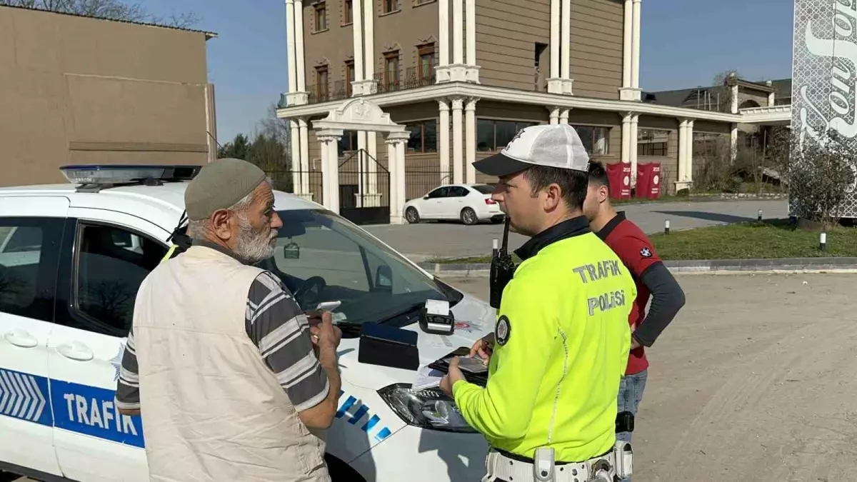 Düzce\'de dron destekli trafik uygulamasında kırmızı ışık ihlali yapan 8 araç sürücüsüne ceza