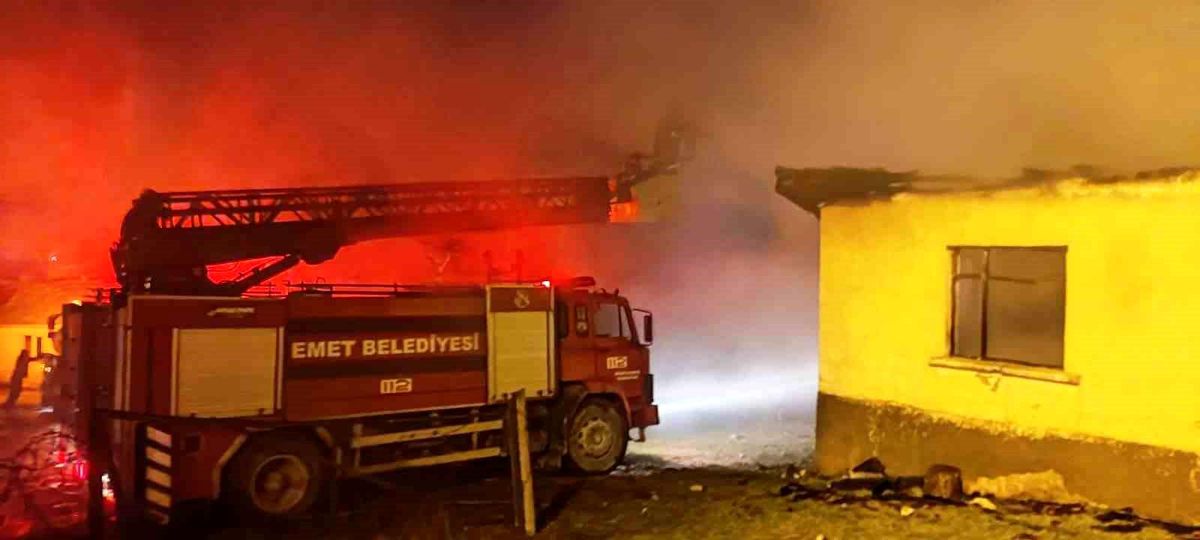 Kütahya\'da çıkan yangında ev kullanılmaz hale geldi