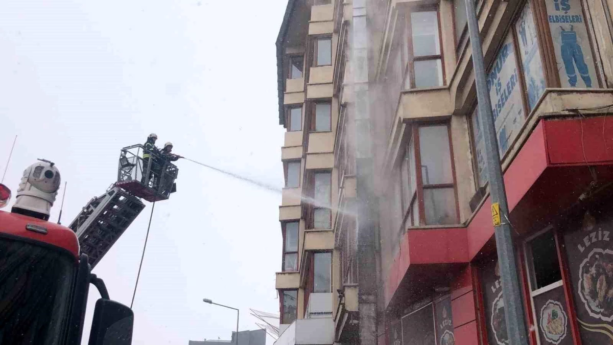 Erzurum\'da Lokanta Çatısında Çıkan Yangın Kısa Sürede Söndürüldü