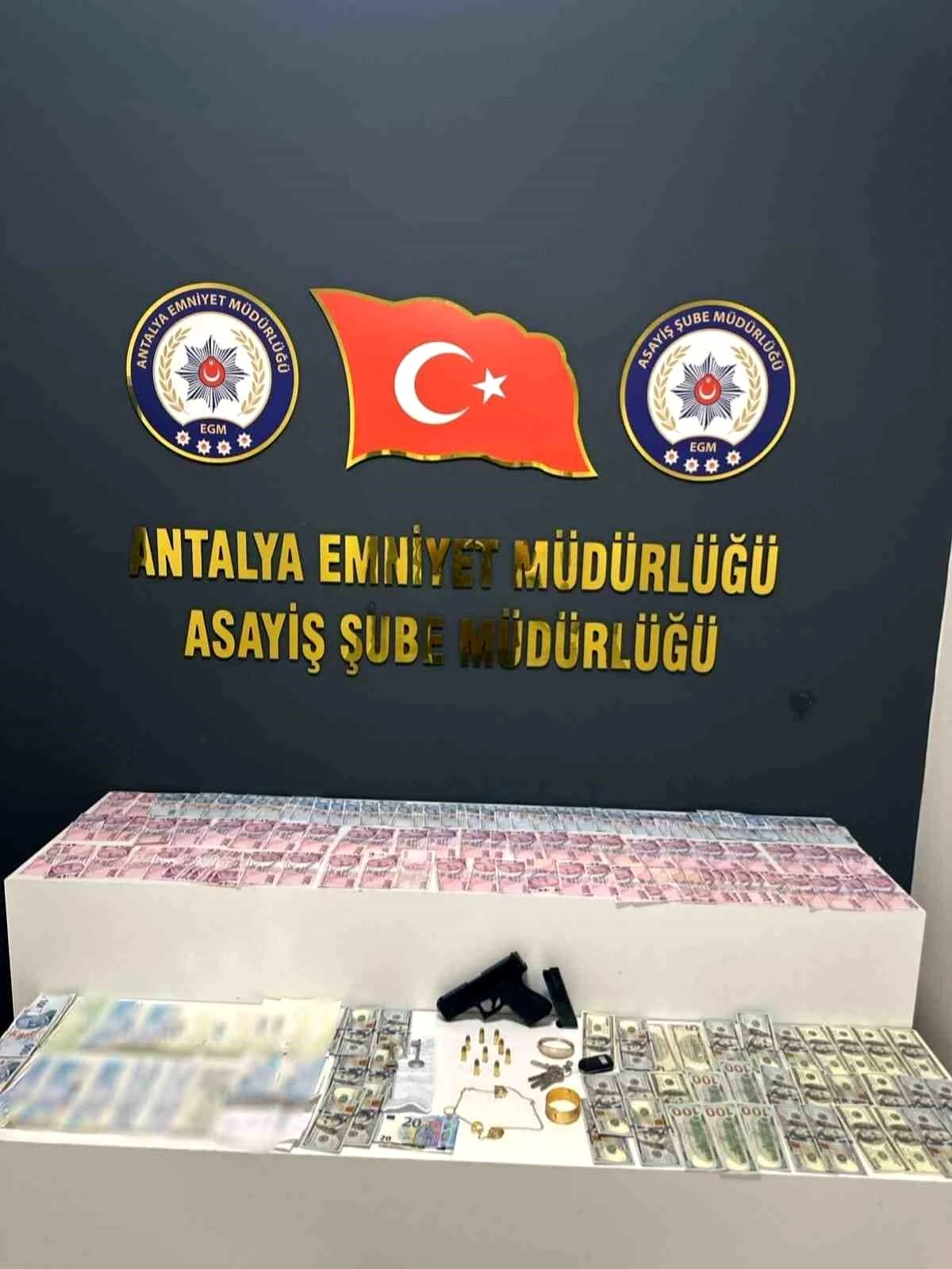 Antalya\'da Evden Hırsızlık Yapan Şüpheli Yakalandı
