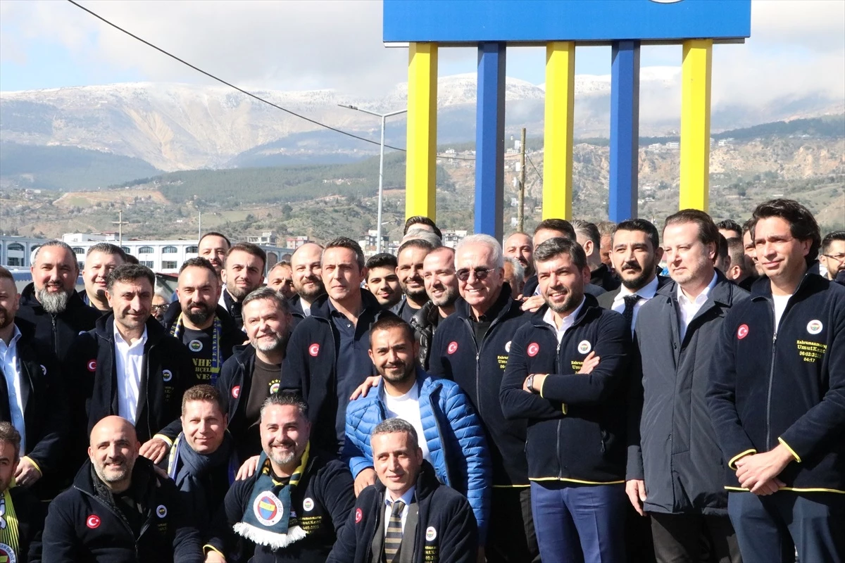 Fenerbahçe Başkanı Ali Koç ve Yönetim Kurulu Üyeleri Kahramanmaraş\'ta Depremzedeleri Ziyaret Etti