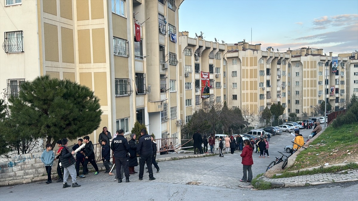 Gaziantep\'te otomobil apartman bahçesine devrildi, 1 kişi ağır yaralandı