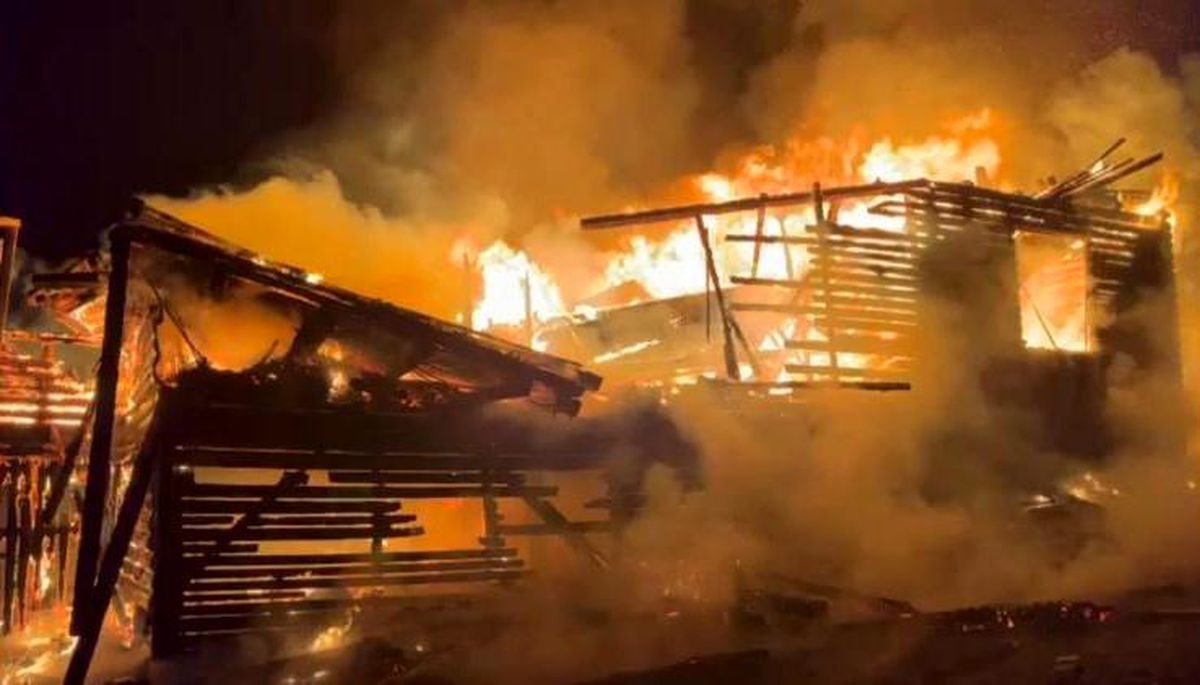 Sakarya\'da Ahşap Ev Alev Alev Yanarak Küle Döndü