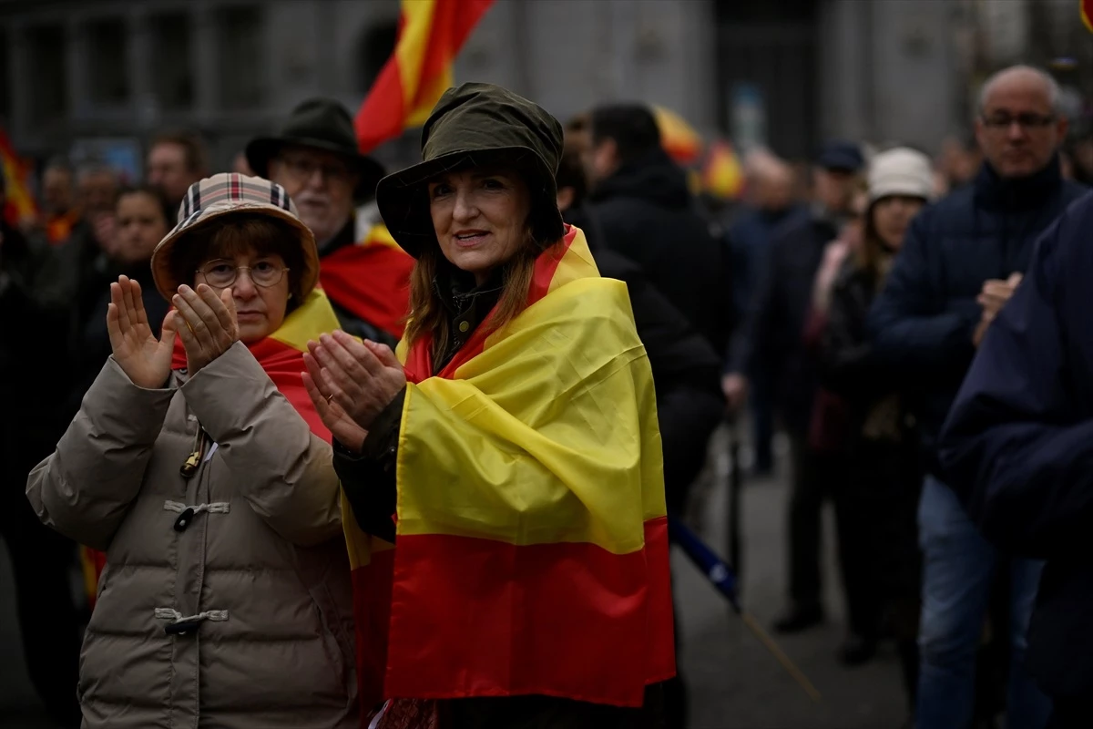 İspanya\'da Binlerce Kişi Katalanlara Af Çıkartılmasını Protesto Etti