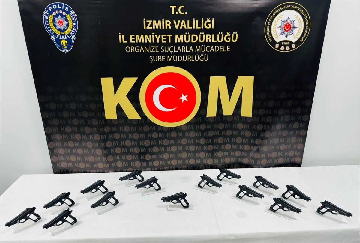 İzmir\'de 15 ruhsatsız tabanca ele geçirildi, yakalanan 2 şüpheliden 1\'i tutuklandı
