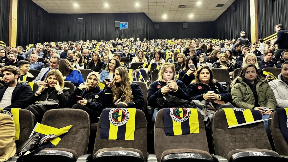 Kahramanmaraş\'ta Depremzedeler ve Fenerbahçeli Taraftarlar \'Zaferin Rengi\' Filmini İzledi