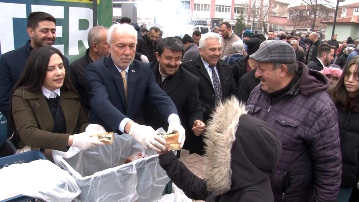 AK Parti Kütahya Belediye Başkan Adayı Kamil Saraçoğlu Binlerce Vatandaşa Balık-Ekmek İkramında Bulundu