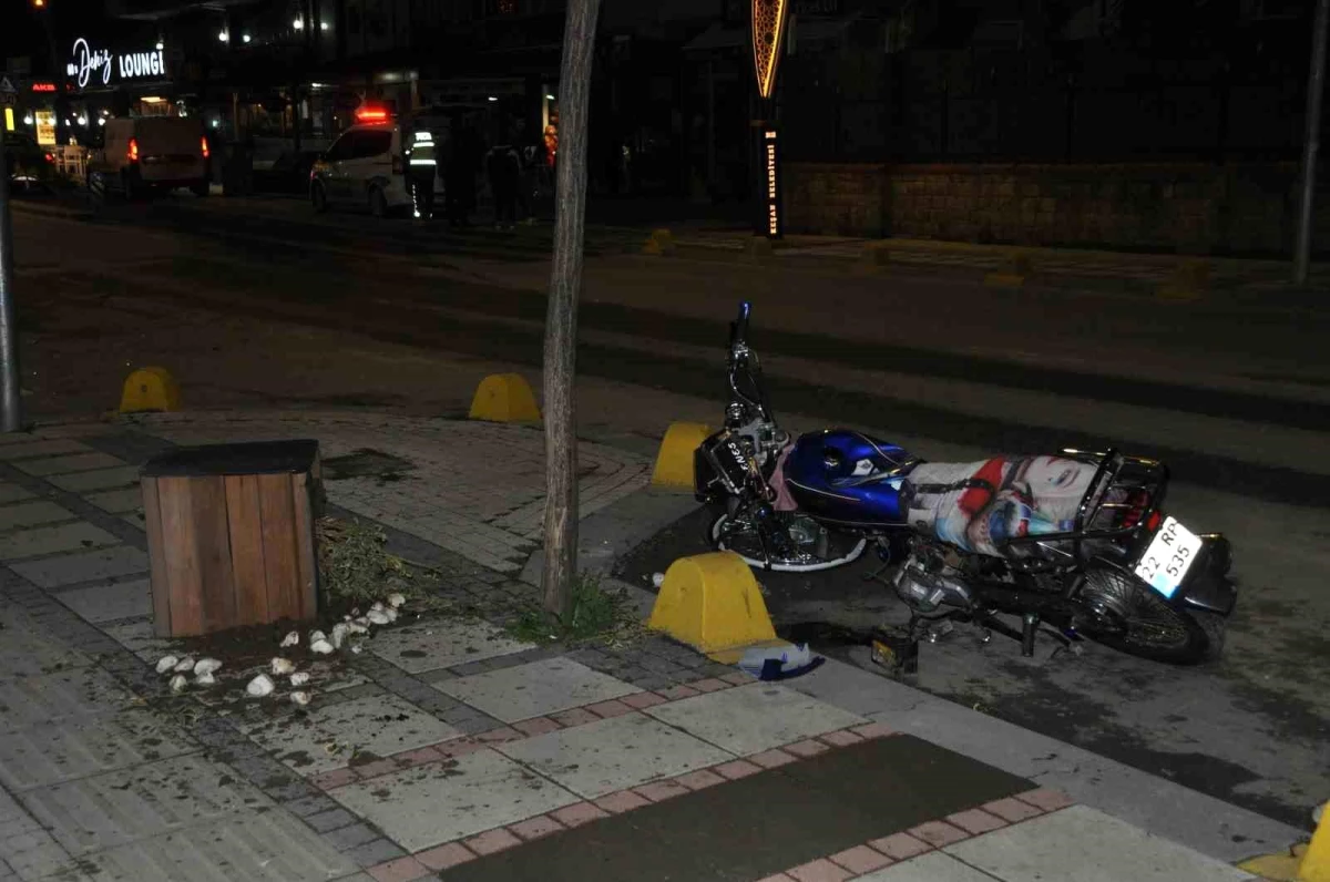 Edirne Keşan\'da Motosiklet ve Otomobil Çarpışması: 2 Yaralı