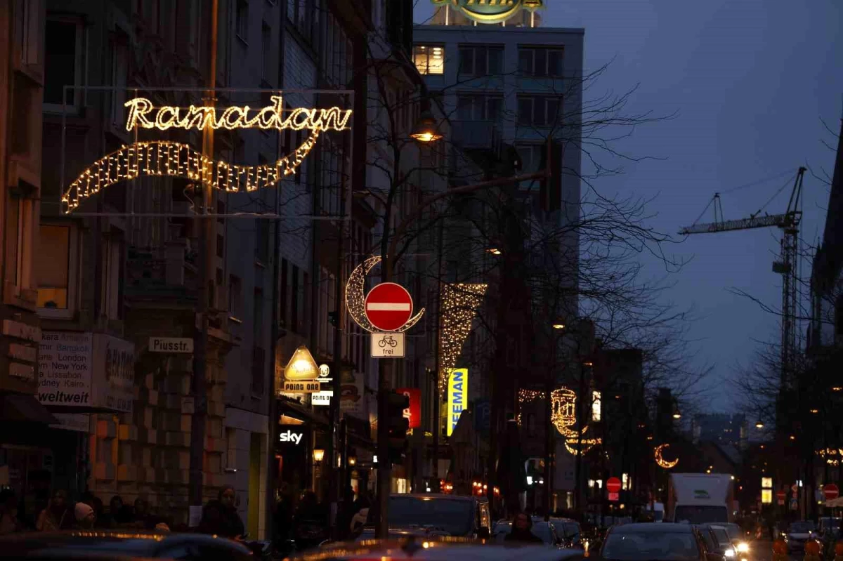 Almanya\'da Köln\'de Venloer Caddesi Ramazan Ayı için Işıklandırıldı