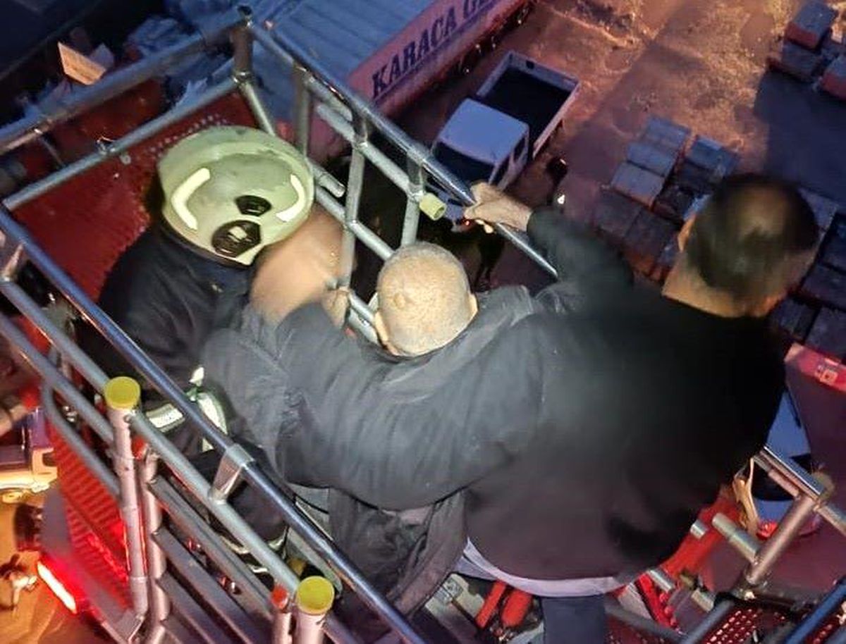 Mardin Kızıltepe\'de 9 Katlı Bir Binada Yangın Çıktı