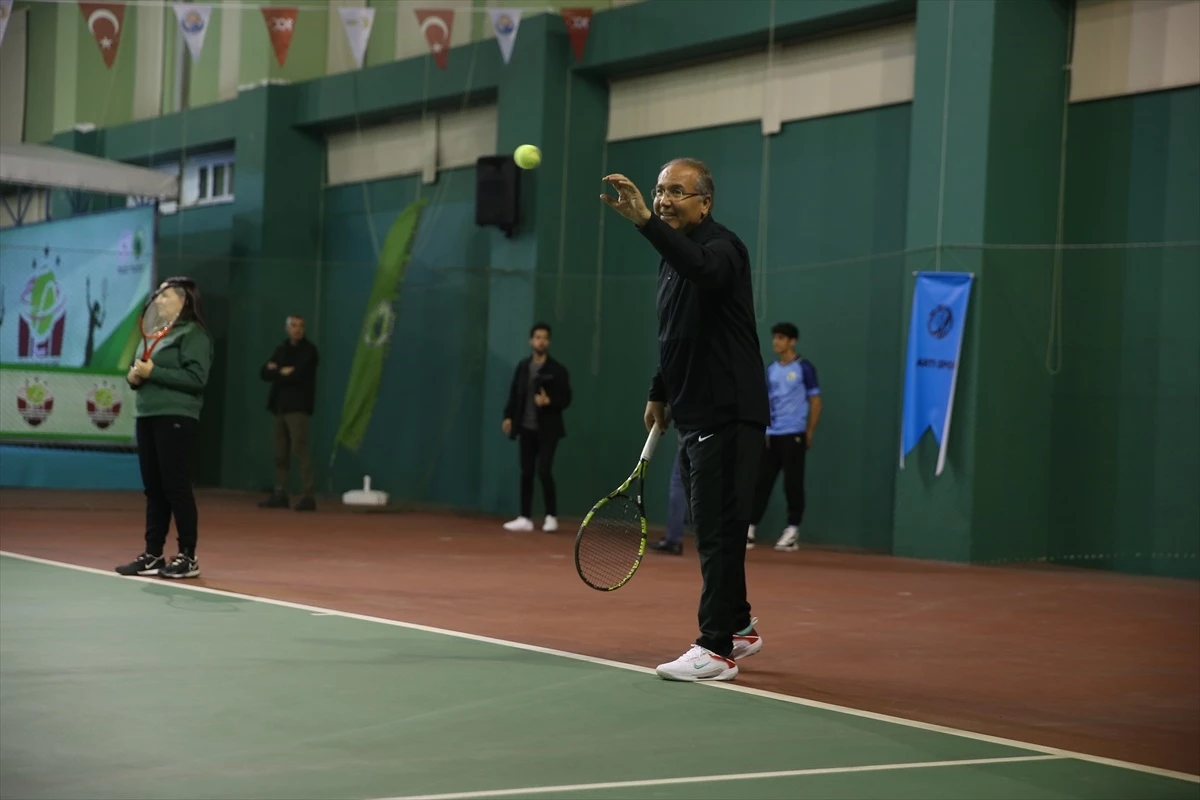 Mersin\'de Dünya Kadınlar Günü kapsamında tenis turnuvası başladı