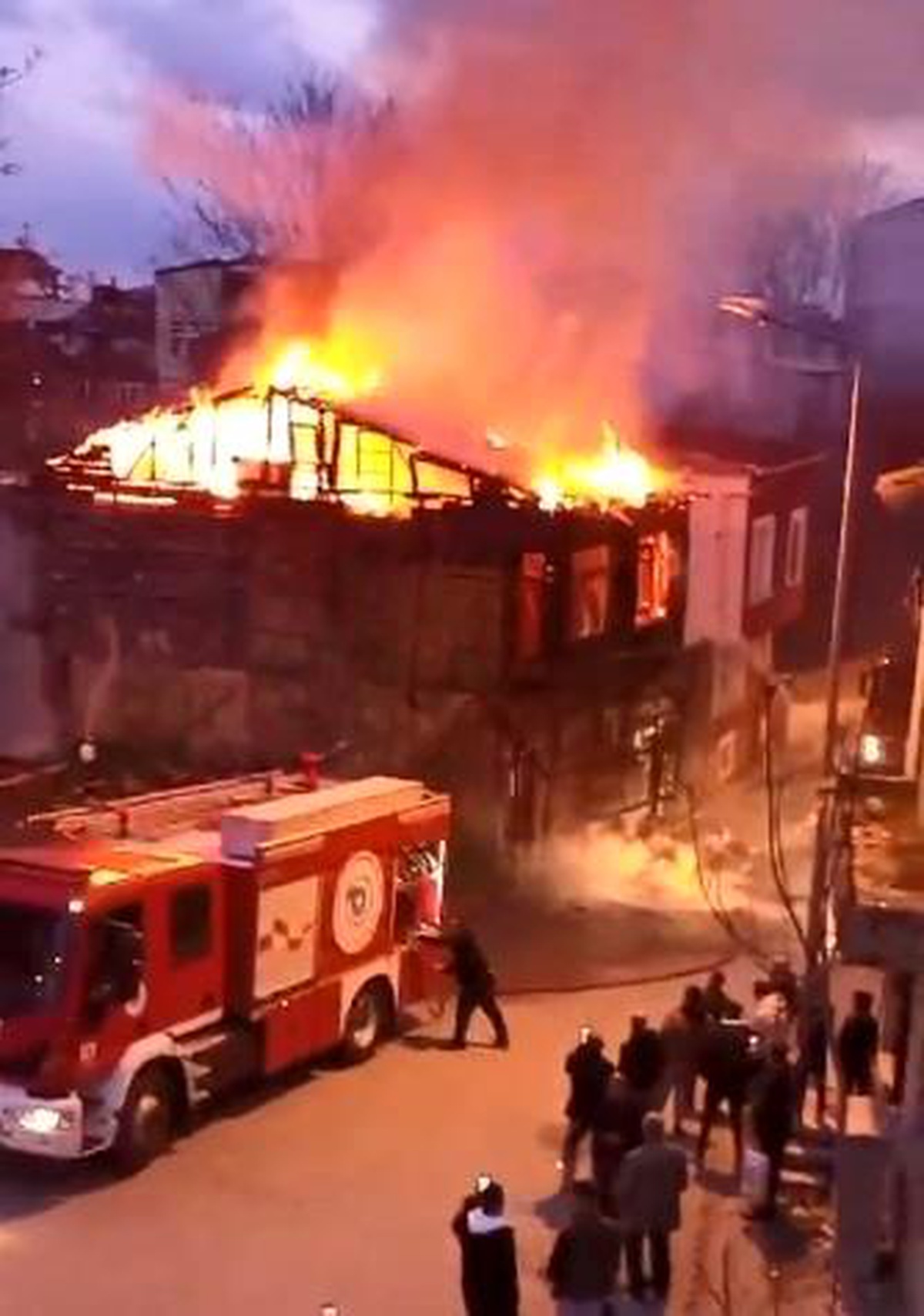Tekirdağ\'ın Süleymanpaşa ilçesinde çıkan yangın geceyi gündüze çevirdi