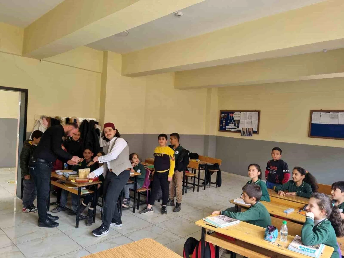 Bitlis\'te Ortaokul Öğrencileri Hacivat-Karagöz Oyunuyla Eğlendi