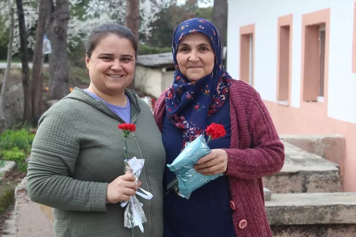 Vezirköprü Orman İşletme Müdürlüğü, 8 Mart Dünya Kadınlar Günü\'nde kadın personele çiçek ve hediye verdi