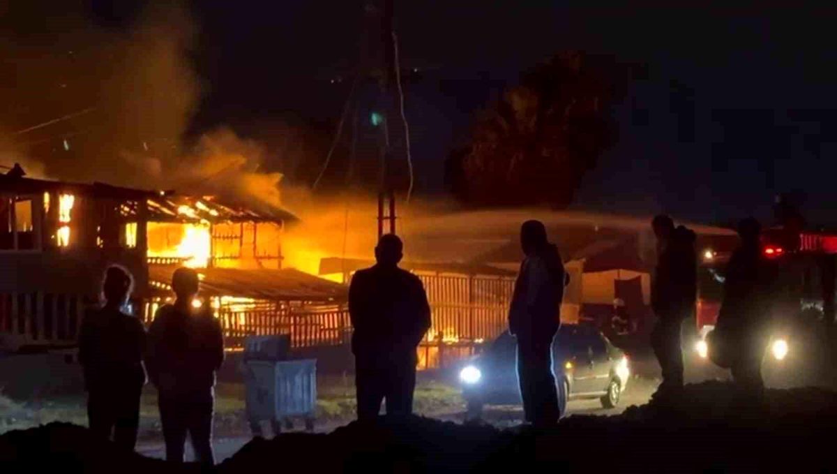 Hatay\'da Sahilde Bulunan 3 Ahşap Baraka Alev Alev Yandı