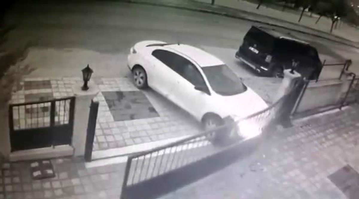 Bursa\'da Otomobil Sürücüsü Otomatik Kapıya Çarptıktan Sonra Kaçtı