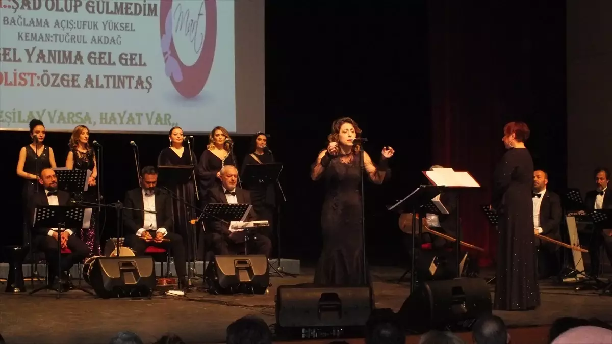 Sivas Devlet Türk Halk Müziği korosu Yeşilay Haftası ve 8 Mart Dünya Kadınlar Günü dolayısıyla konser verdi