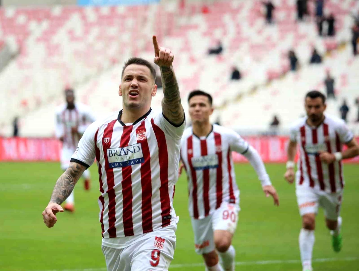Sivassporlu Rey Manaj, Alanyaspor maçında attığı golle gol sayısını 19\'a çıkardı