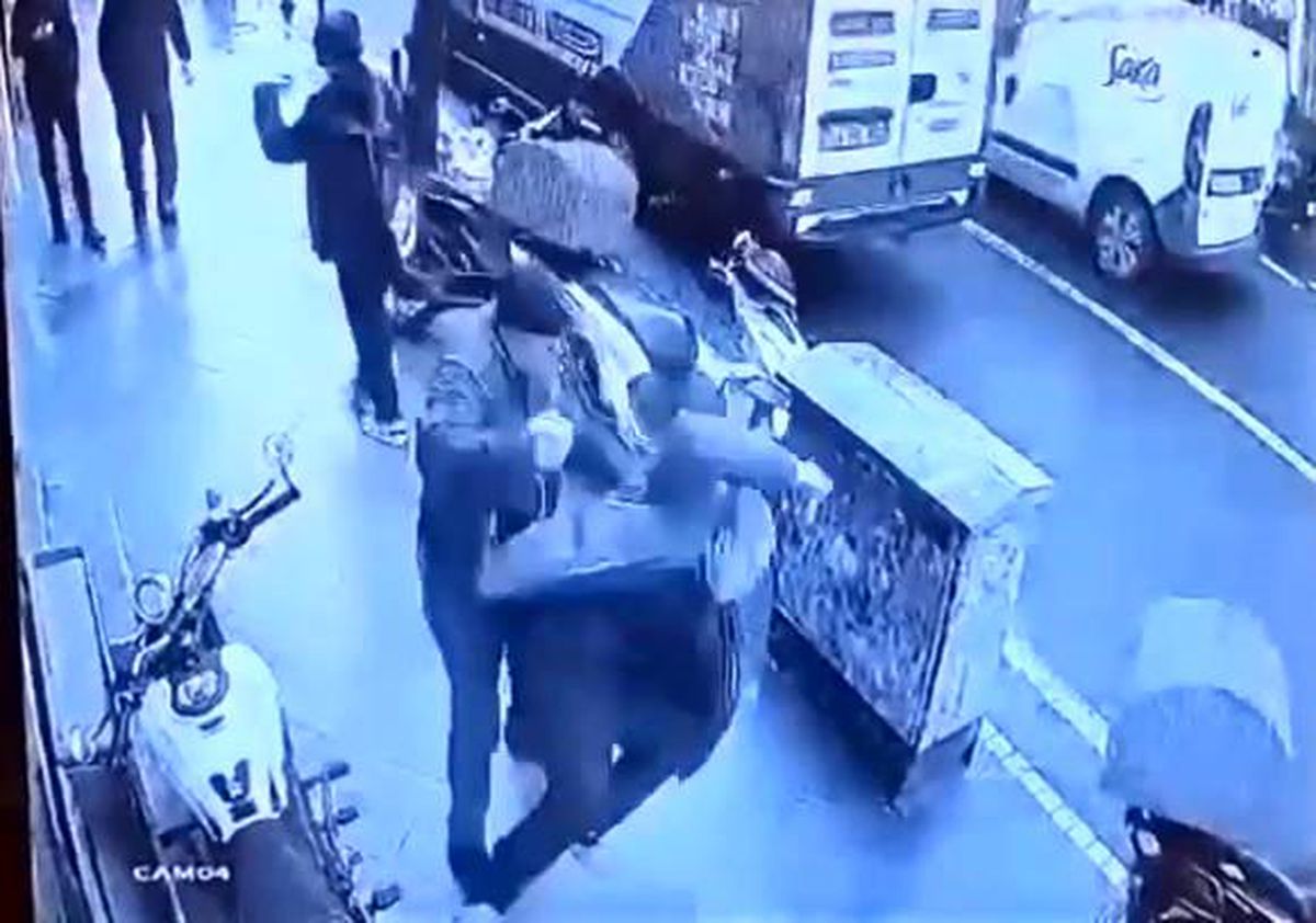 Tekirdağ\'da sokak ortasında taşlı saldırıya uğrayan kişi kameraya yansıdı