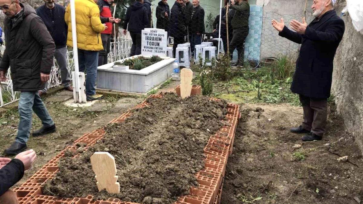 Amasya\'da Şehit Evladının Mezarının Yanına Defnedildi