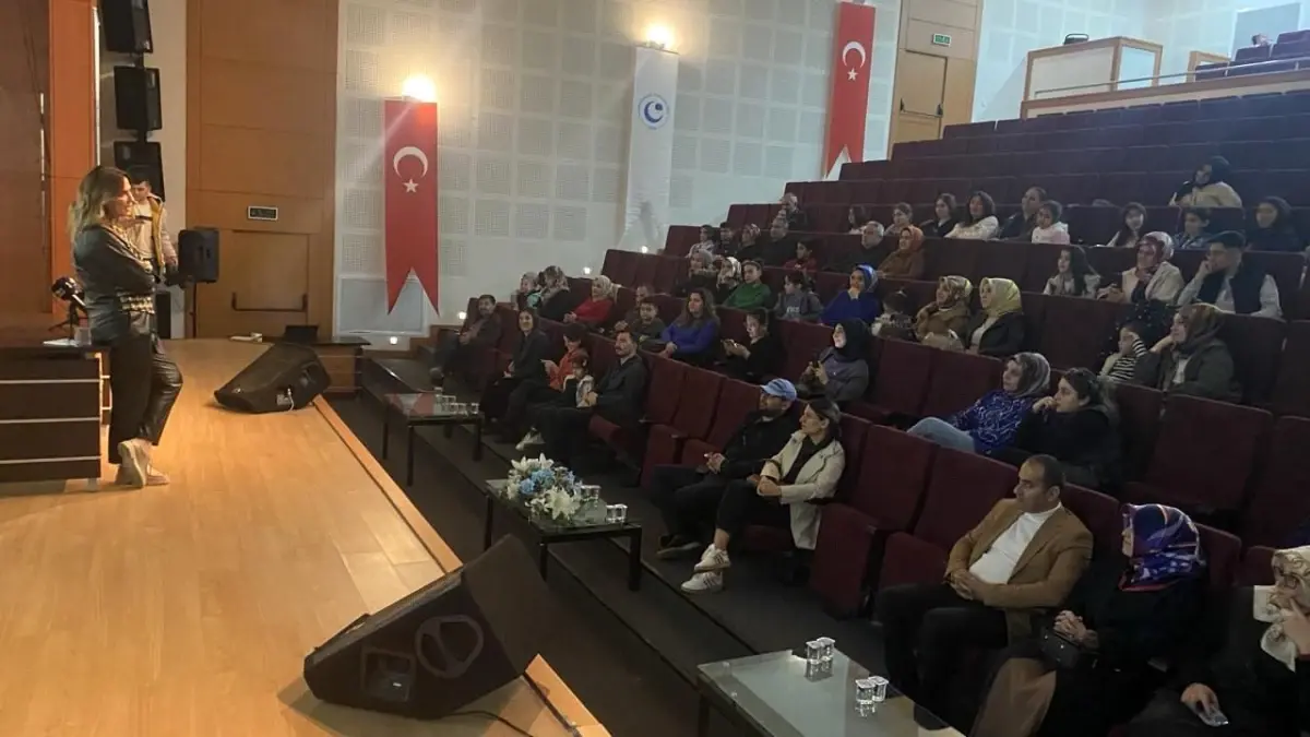 Asrın Dayanışmasında Kadınlarımızın Rolü Konferansı Yoğun İlgi Gördü