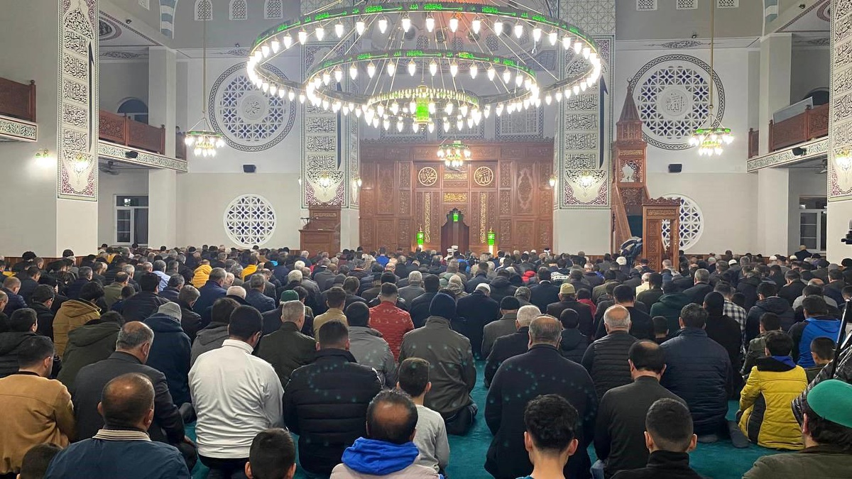 Adıyaman\'da deprem sonrası ilk teravih namazı kılındı