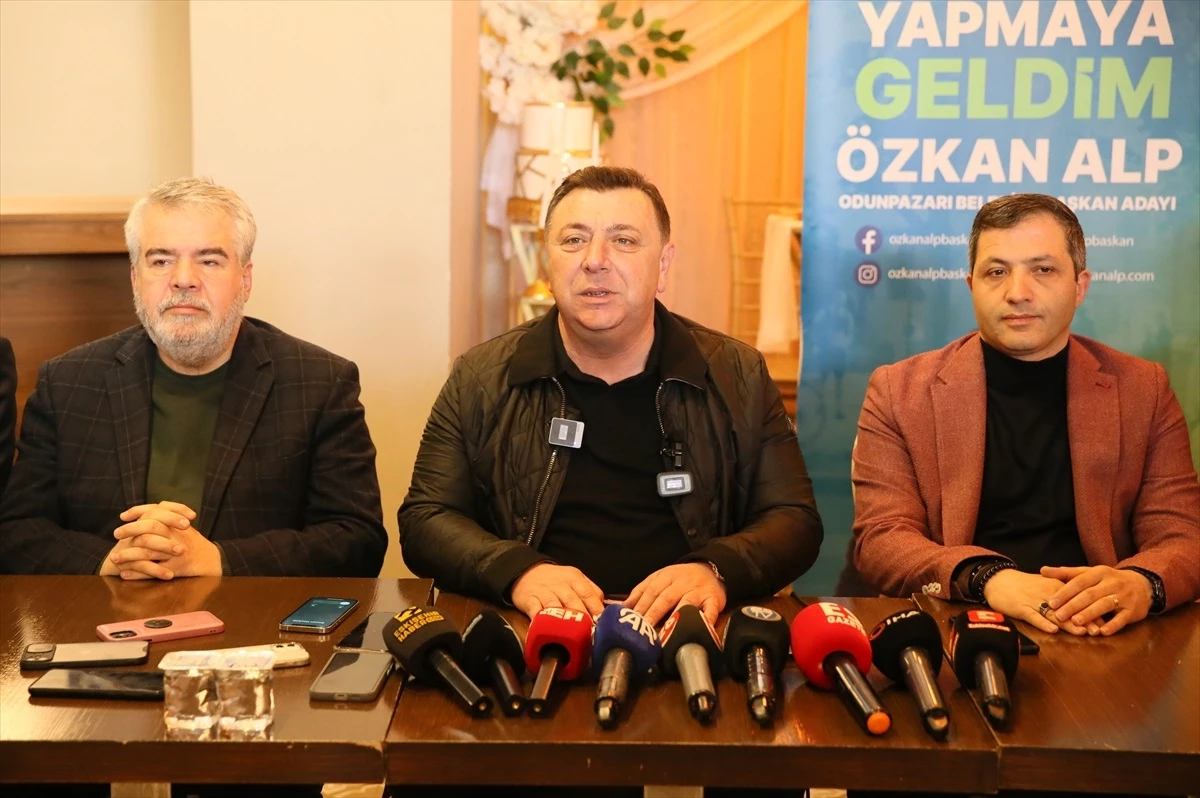 AK Parti Odunpazarı Belediye Başkan Adayı Özkan Alp, basın mensuplarıyla bir araya geldi