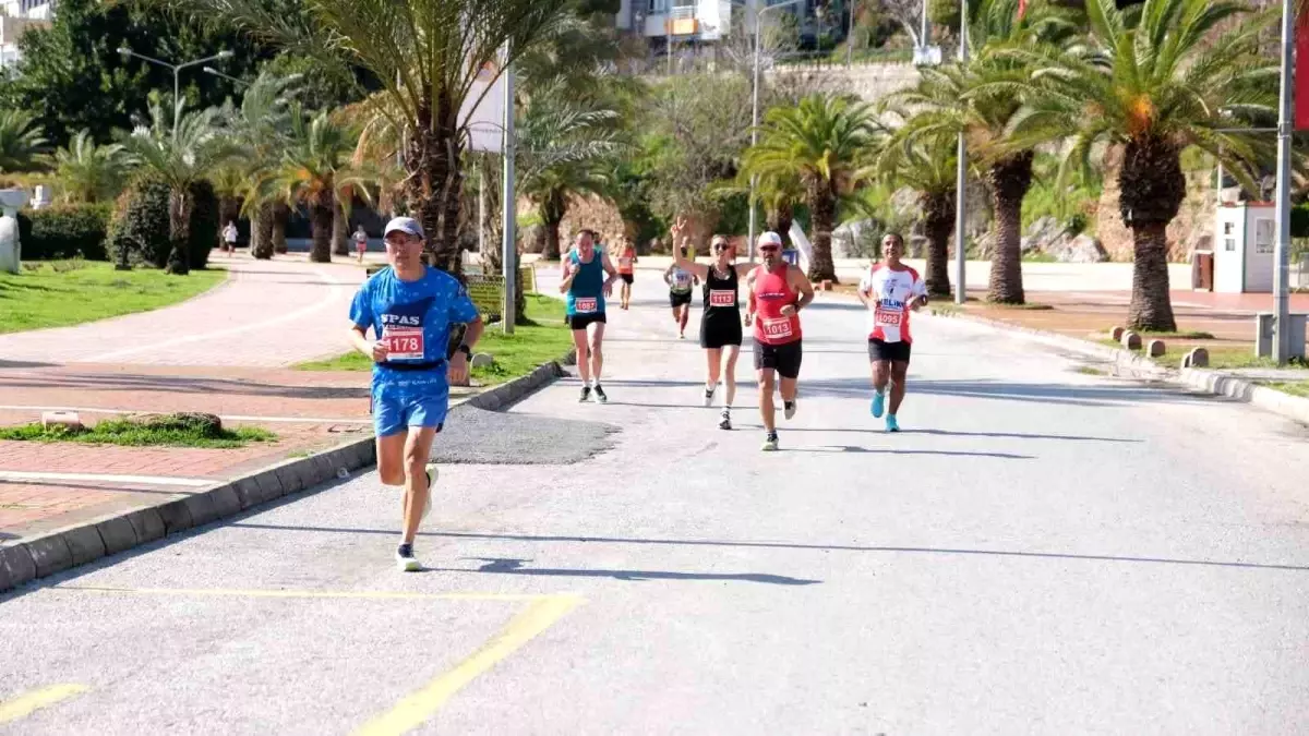 Alanya\'da Atatürk Halk Koşusu ve Yarı Maratonu Tamamlandı