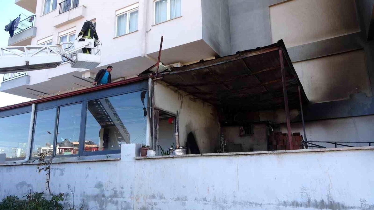 Antalya\'da Pastane Deposunda Yangın: Maddi Zarar Meydana Geldi