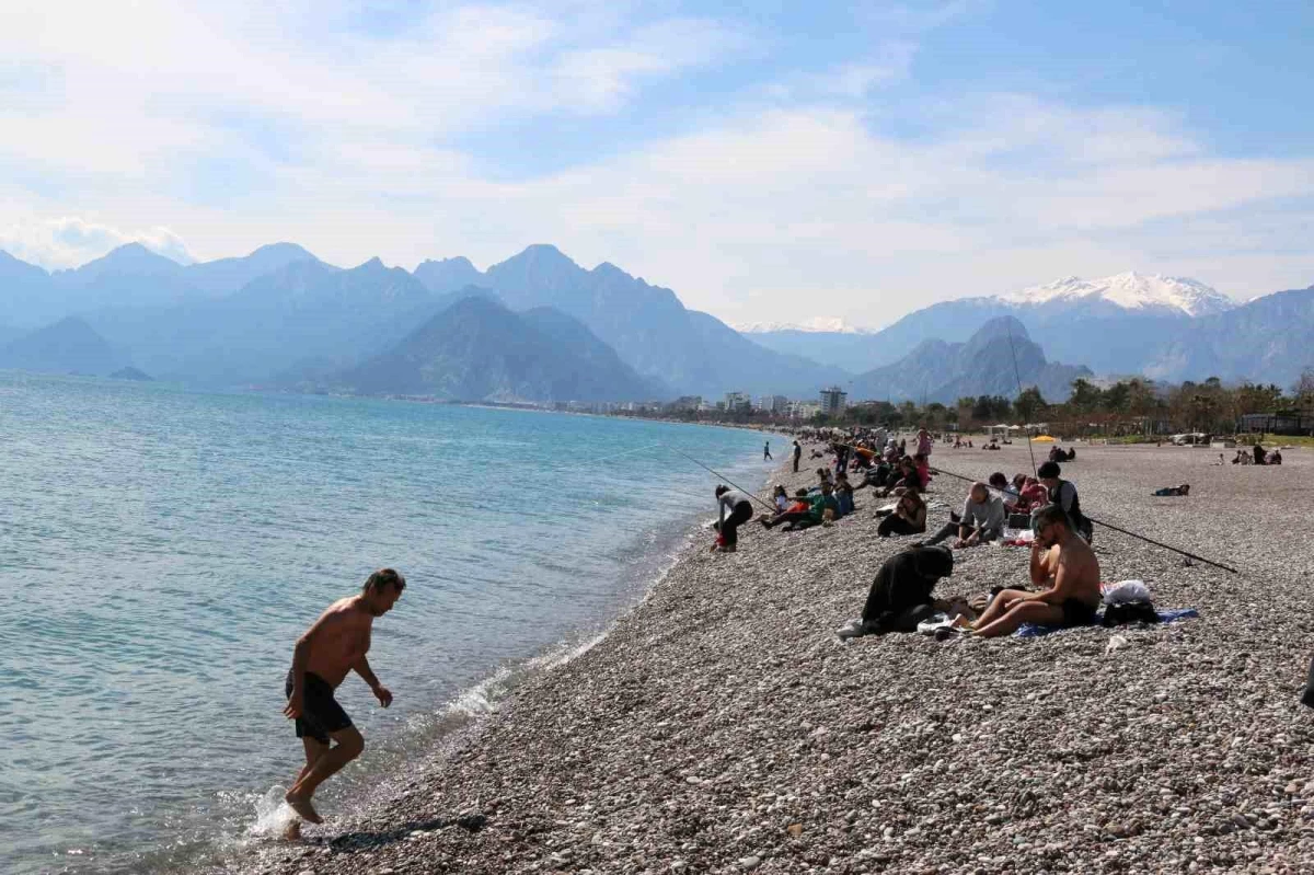 Antalya\'da Hava Sıcaklığı 20 Dereceye Ulaştı, Konyaaltı Sahili Ziyaretçi Akınına Uğradı