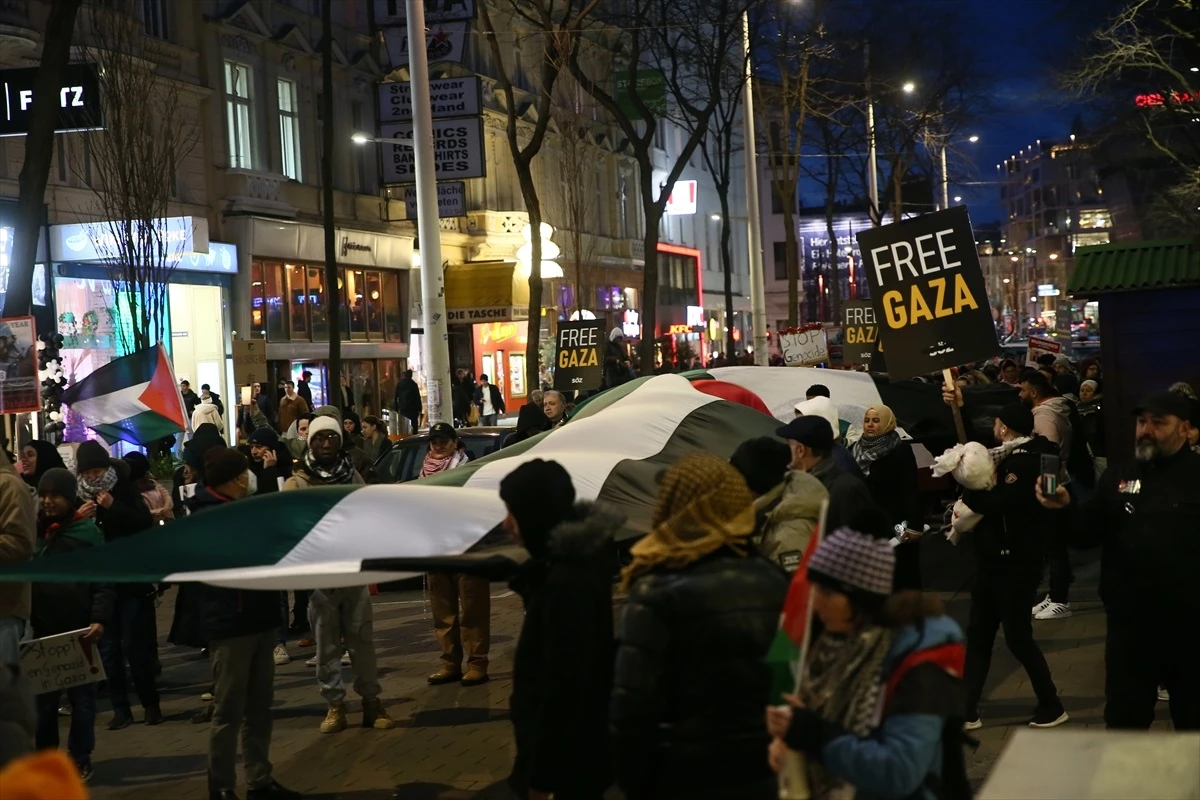 Viyana\'da İsrail\'in Gazze saldırılarına karşı hüzün yürüyüşü düzenlendi