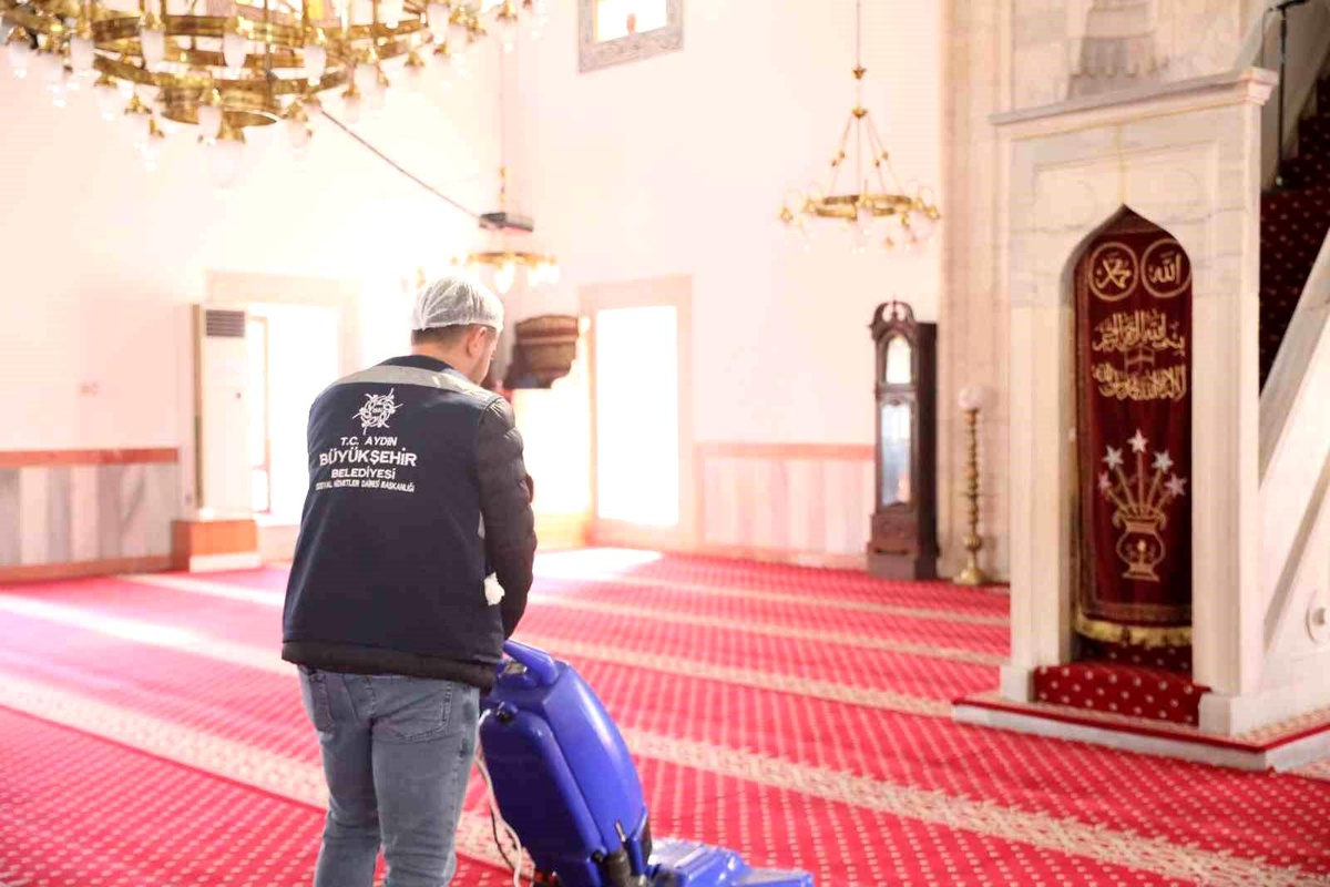 Aydın Büyükşehir Belediyesi İbadethanelerde Temizlik Çalışmaları Yapıyor