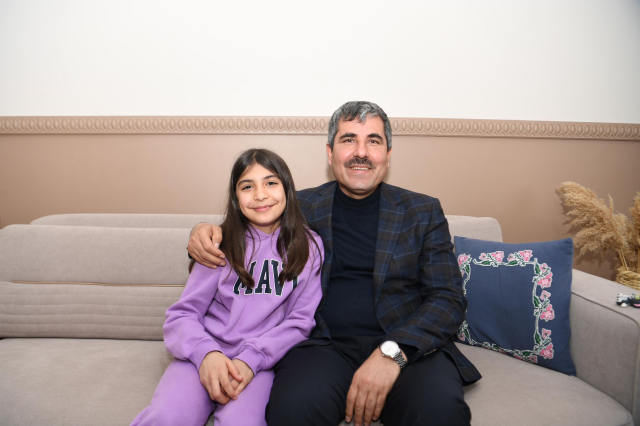 Başkan Asya, karateci Asude Elif'i evinde ziyaret edip tebrik etti