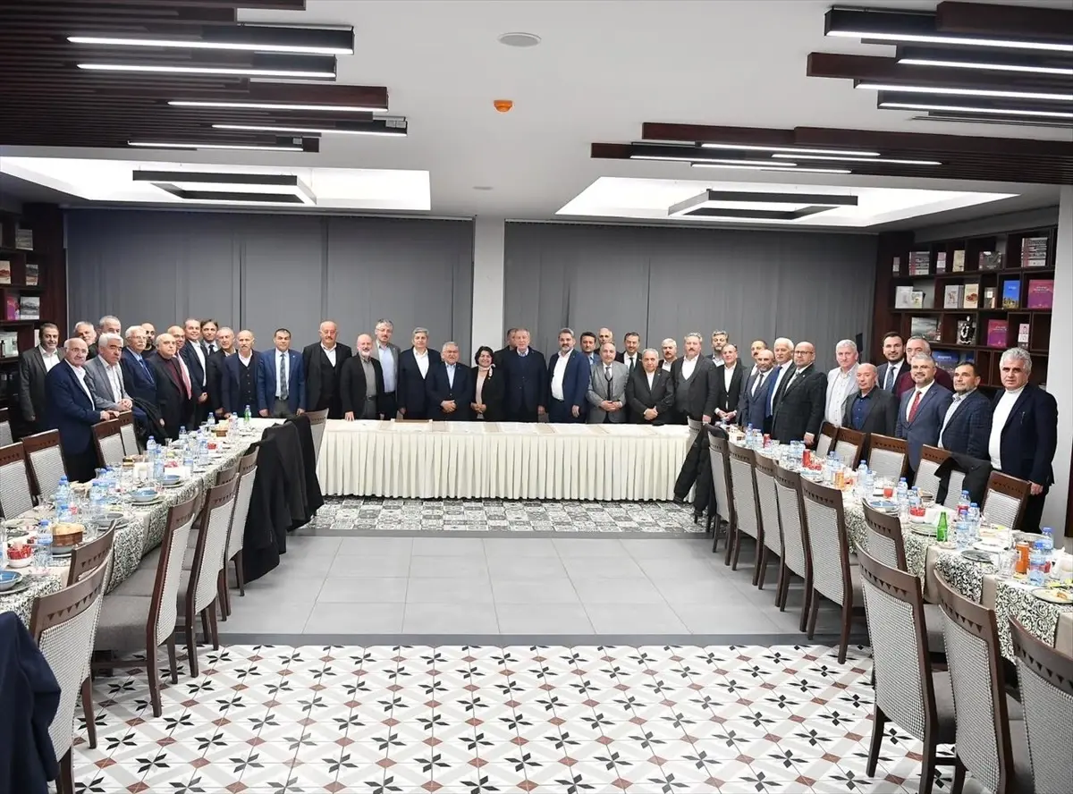 Kayseri Büyükşehir Belediye Başkanı Memduh Büyükkılıç, belediye meclis üyeleriyle buluştu